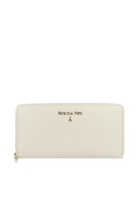 Cartera de cuero blanco con una textura suave y cierre superior con cremallera. Presenta el logotipo dorado "Patrizia Pepe" en la parte frontal.