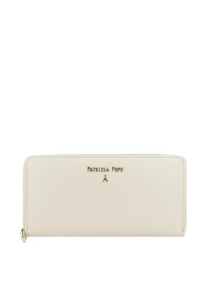 Cartera de cuero blanco con una textura suave y cierre superior con cremallera. Presenta el logotipo dorado "Patrizia Pepe" en la parte frontal.