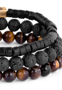 Tre armbånd med svart lavalstein, mørke perler og brune tigerøye stener, med en blanding av glatte og teksturerte overflater.