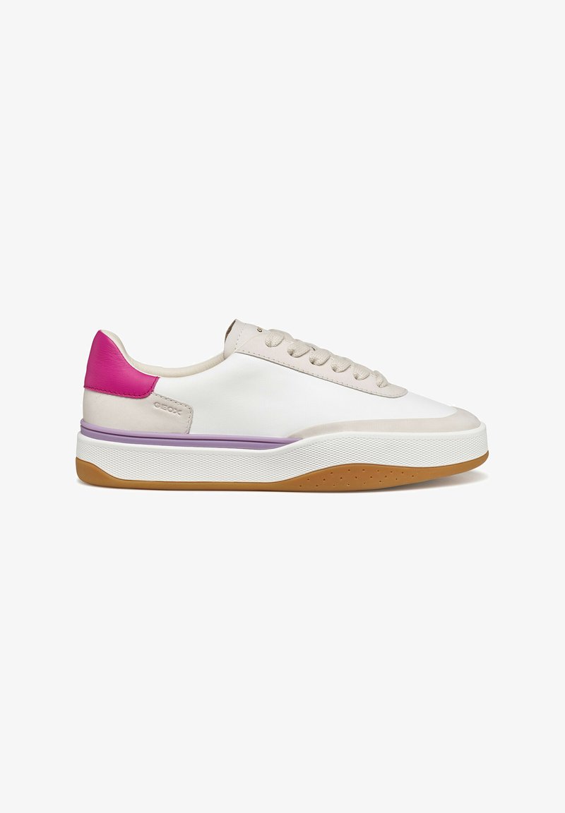 Baskets basses blanches avec des accents beige, une languette de talon rose, une bande violette au-dessus d'une semelle blanche épaisse et une semelle extérieure en caoutchouc gomme.