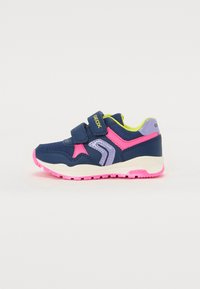 Sneaker navy blu con accenti rosa, viola e verde neon. Presentano due strap in Velcro e una suola in gomma con motivo antiscivolo.