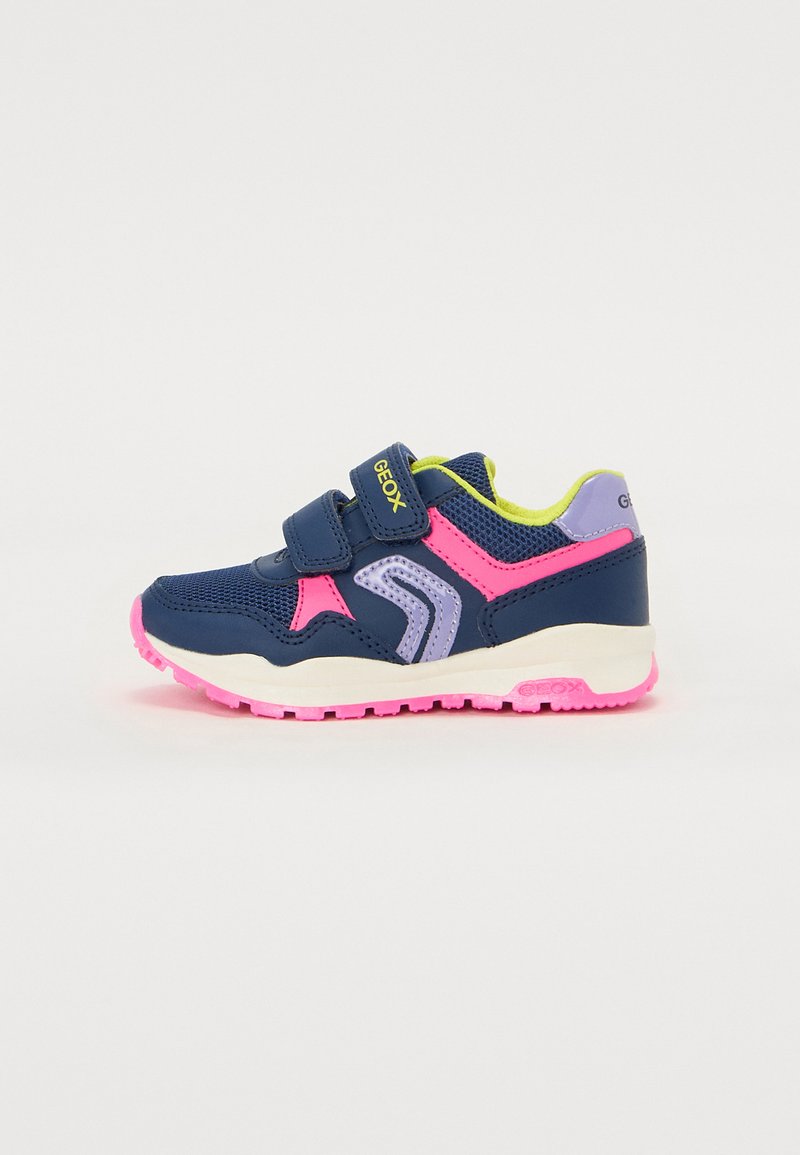 Sneaker navy blu con accenti rosa, viola e verde neon. Presentano due strap in Velcro e una suola in gomma con motivo antiscivolo.
