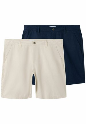 Két pár férfi alkalmi rövidnadrág, egyik bézs, a másik sötétkék, oldalzsebekkel, övbújtatókkal, gombos és cipzáras záródással.