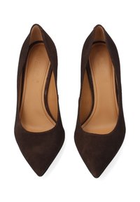 Braune Wildleder-Pumps mit hohem Absatz, spitz zulaufender Schuhkappe und Cut-out-Details an den Seiten. Glattes Innenfutter und schlanke Silhouette.