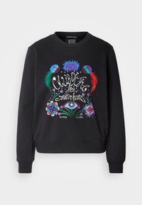 Sudadera negra con un diseño gráfico colorido que presenta formas abstractas, el texto "Club de los Pensadores Libres" y varios patrones.