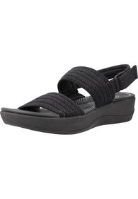Zwarte sandalen hebben geweven stofbanden en een gevoerd voetbed, met een gevormde zwarte zool voor comfort en ondersteuning.