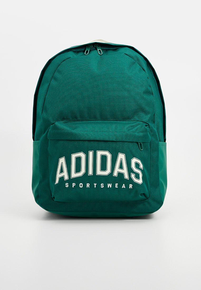 Zaino verde realizzato in tessuto testurizzato, dotato di una grande tasca frontale, logo bianco "ADIDAS SPORTSWEAR" e chiusure con cerniera.