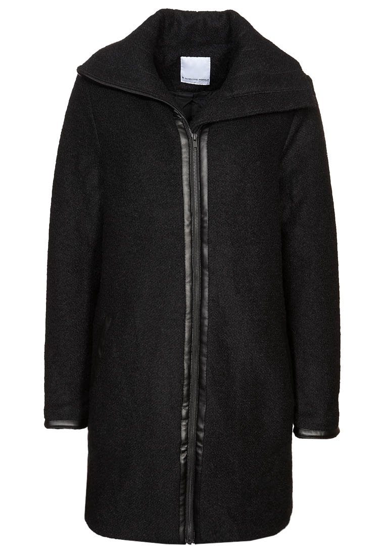 Svart ullblandad kappa med en stor huva, asymmetrisk framdragkedja och läderdetaljer längs dragkedjan och ärmarna. Strukturerad tyg.