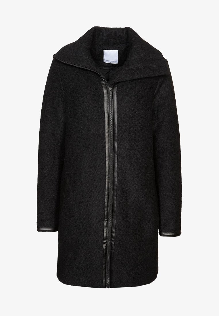 Svart ullblandad kappa med en stor huva, asymmetrisk framdragkedja och läderdetaljer längs dragkedjan och ärmarna. Strukturerad tyg.