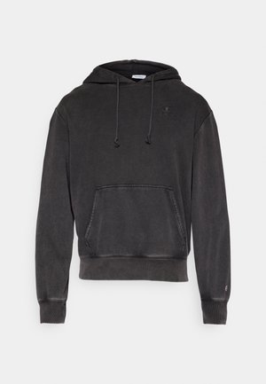 Must musta tuhmunud kapuutsiga dressipluus ees taskuga, reguleeritava nööriga kapuuts, soonikkoes mansetid ja äär, ning väike logo rinda ja varrukale.