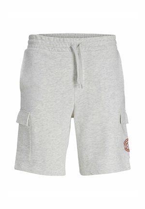 Világosszürke, kényelmes rövidnadrág rugalmas derékrésszel, húzózsinórral, két oldalán fedeles zsebekkel és a bal zsebnél egy kis, kerek, piros logóval.