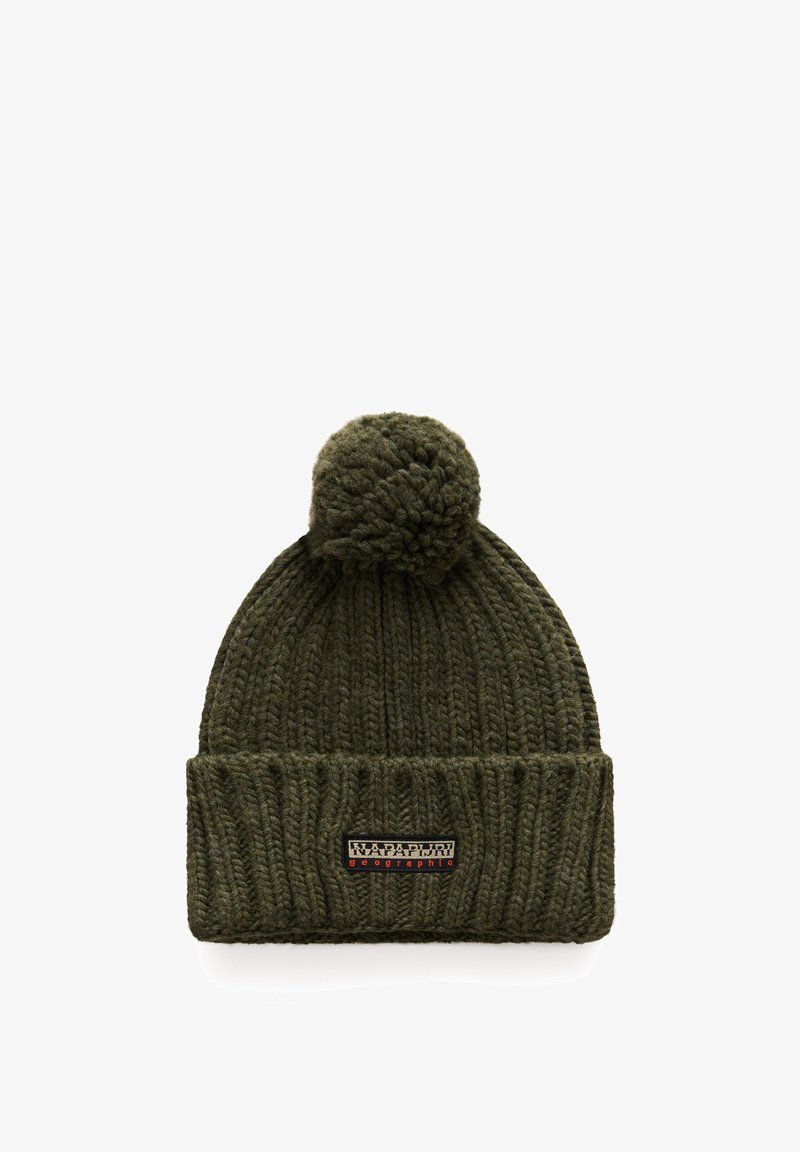 Berretto di lana verde lavorato a maglia con una finitura testurizzata, bordo spesso a coste e un pompon in cima. Presenta un'etichetta con logo cucita sul davanti.