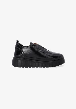 Schwarze Slipper aus glänzendem Leder mit einer dick gerippten Gummisohle und einer glatten Oberseite, die mit einer dezenten Nahtdetails versehen ist.
