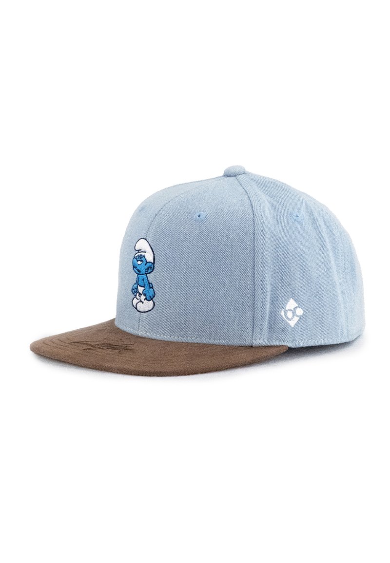 Blaues Denim-Cap mit einem braunen Wildleder-Schirm. Das Cap hat auf der Vorderseite ein gesticktes blaues Motiv und ein weißes Logo auf der Seite.