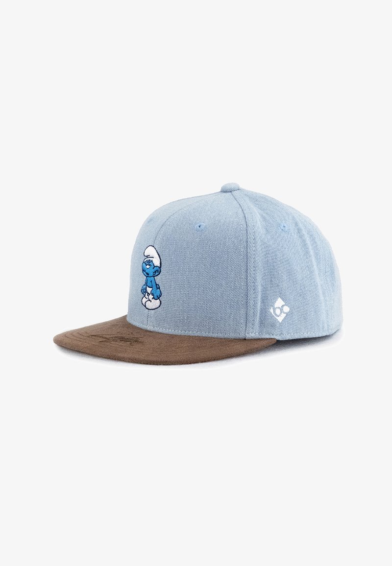 Blaues Denim-Cap mit einem braunen Wildleder-Schirm. Das Cap hat auf der Vorderseite ein gesticktes blaues Motiv und ein weißes Logo auf der Seite.