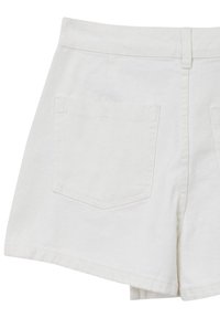 Shorts in denim bianco con vita alta, caratterizzati da due tasche posteriori e dettagli di cucitura minimi. Il tessuto ha una finitura liscia e testurizzata.