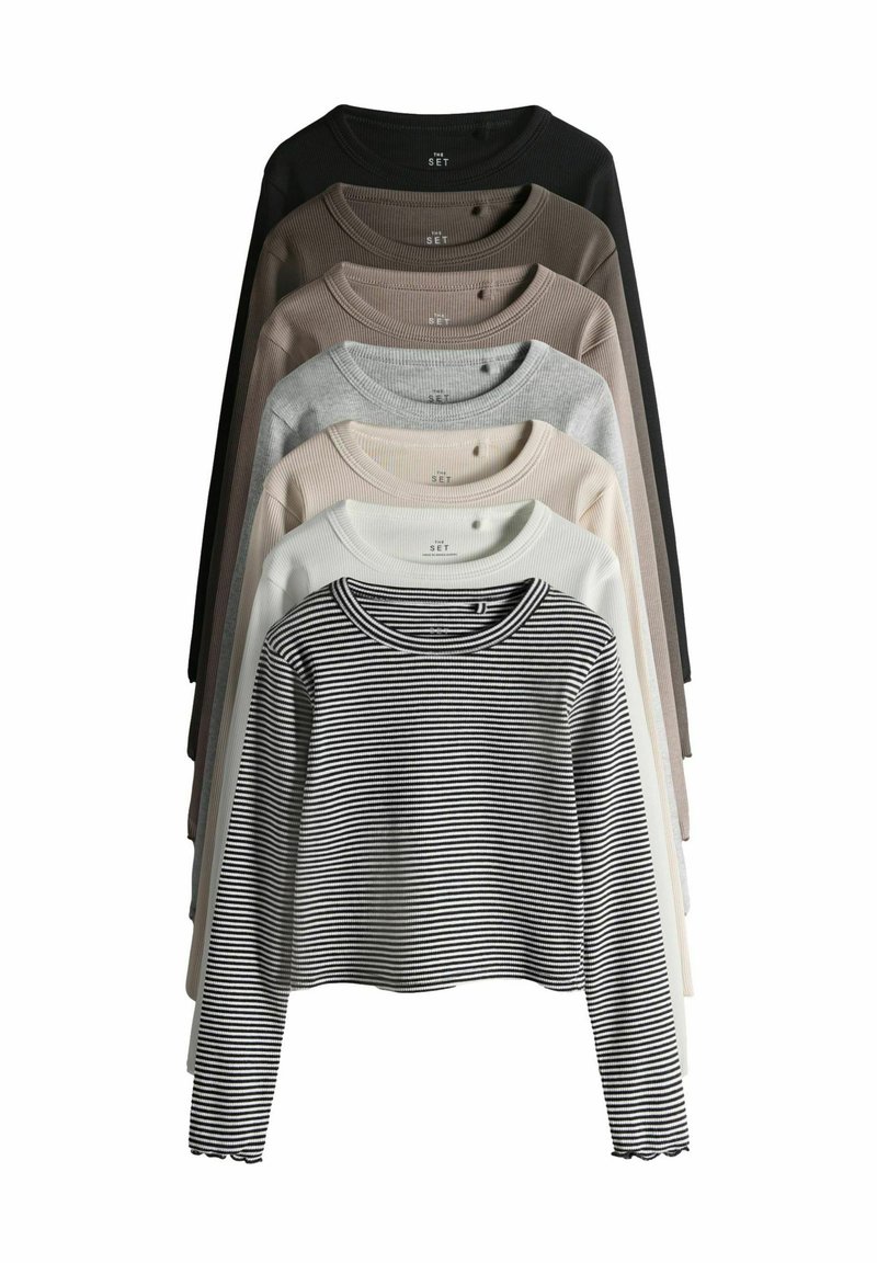 Acht lange mouwtops gepresenteerd in een verticale stapel. Kleuren: zwart, donkergrijs, beige, lichtgrijs, wit en een gestreept zwart-wit ontwerp.