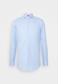 Chemise homme bleu clair à manches longues avec col pointu et boutons blancs sur le devant sur fond blanc.
