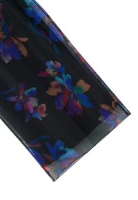 Tessuto nero trasparente con motivo floreale colorato nelle tonalità di blu, viola e rosso. Texture leggera e fluida, adatta per sovrapposizioni.