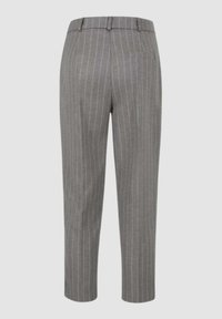 Pantaloni grigi a righe sottili con una vestibilità sartoriale, caratterizzati da una texture liscia e una tasca posteriore. La vita è dotata di passanti per cintura per una vestibilità regolabile.