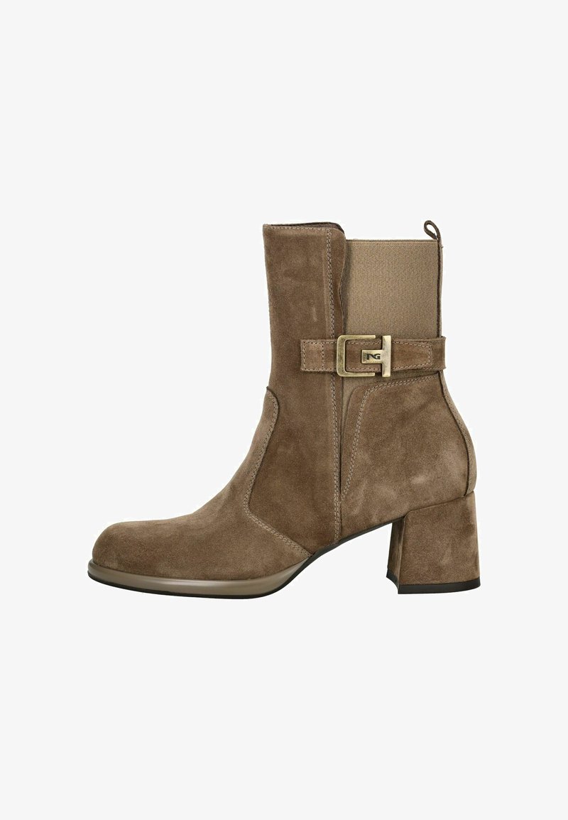 Braune Wildleder-Stiefelette mit Blockabsatz, elastischem seitlichem Einsatz und dekorativer Schnalle. Glatte Textur und rundes Zehendesign.