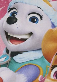 Comicfigur-Kopf eines helllila Wolfes mit blauen Augen, der einen blauen Hut und einen Mantel trägt und vor einem bunten Hintergrund lächelt.