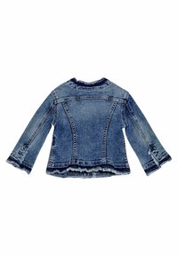 Džínová bunda s vybledle modrou barvou, dlouhými rukávy a třepícím se lemem. Na zadní straně jsou pro tvarování přišité dekorativní linie.