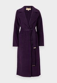 Trench coat de lana púrpura con cuello con muesca, cintura ceñida y dos bolsillos frontales. Presenta una textura suave y acentos de hardware en tono dorado.