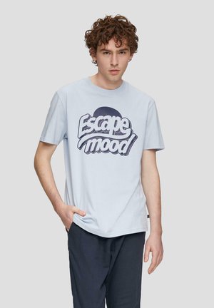 Hellblaues Baumwoll-T-Shirt mit Rundhalsausschnitt, mit einem großen "Escape mood"-Grafik in Dunkelblau. Kurze Ärmel und lockere Passform.