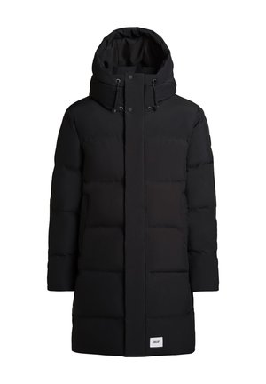 Črna puhovka s kapuco, ki ima sprednji zadrgo in zapiranje z gumbi, horizontalno prešito, ter logotipni pečat na robu.