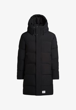 Schwarze Puffjacke mit Kapuze, ausgestattet mit einem Frontreißverschluss und Druckknopfschluss, horizontaler Steppung und einem Logopatch am Saum.