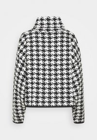 Czarnobiała kurtka w wzór houndstooth z długim rękawem i wysokim kołnierzem, pokazana z tyłu na jednolitym tle.