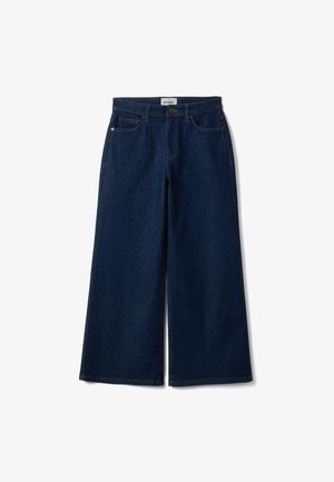 Pantalones vaqueros de pierna ancha en azul oscuro con cierre frontal de botones, presillas para cinturón y bolsillos delanteros, colocados planos sobre un fondo blanco.