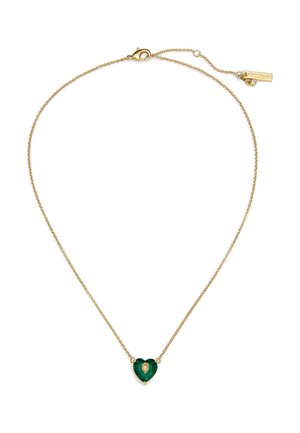 Collier délicat en chaîne d'or avec un pendentif en forme de cœur vert comportant un petit détail doré au centre et un fermoir avec des maillons réglables.