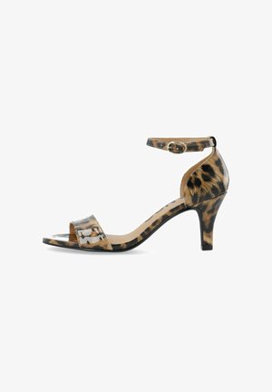 Sandal de tacón alto con estampado de leopardo y tira en el tobillo, fabricada en material brillante. Presenta una puntera abierta y un diseño de tacón delgado.