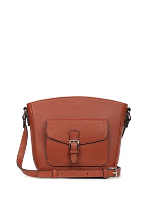 Borsa a tracolla in pelle tan con tasca frontale piatta, chiusura a fibbia e tracolla regolabile. Texture liscia e design con parte superiore arrotondata.