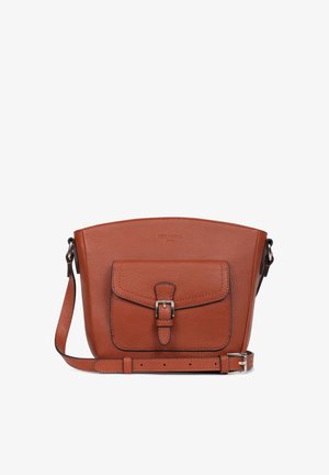 Borsa a tracolla in pelle tan con tasca frontale piatta, chiusura a fibbia e tracolla regolabile. Texture liscia e design con parte superiore arrotondata.