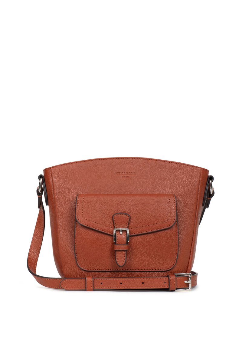 Borsa a tracolla in pelle tan con tasca frontale piatta, chiusura a fibbia e tracolla regolabile. Texture liscia e design con parte superiore arrotondata.