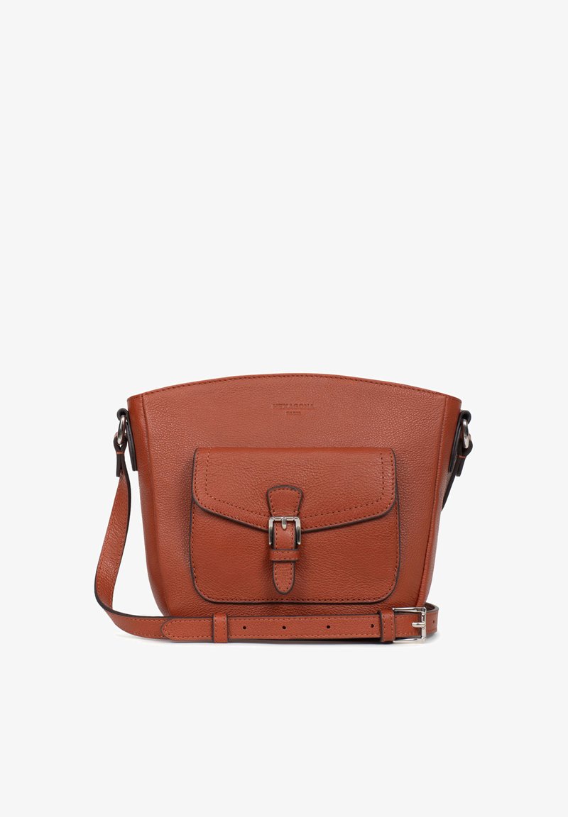 Borsa a tracolla in pelle tan con tasca frontale piatta, chiusura a fibbia e tracolla regolabile. Texture liscia e design con parte superiore arrotondata.