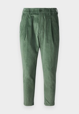 Pantalons en velours côtelé vert avec une coupe régulière, dotés de plis, d'une taille élastique et d'une fermeture à bouton unique. Tissu lisse et texturé.