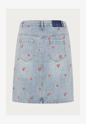 Vaaleansininen farkku-minihelma, jossa on punaisia kirsikkakirjontoja. Kuusi taskua, jämäkkä muotoilu ja kulunut helma. Takakatsaus esitetty.