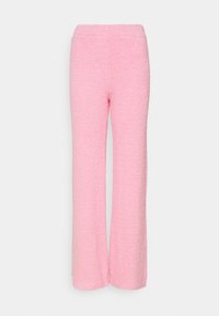 Roze gebreide broeken met een gestructureerde afwerking, voorzien van een wijde pijpdesign en een elastische tailleband, tegen een neutrale achtergrond.