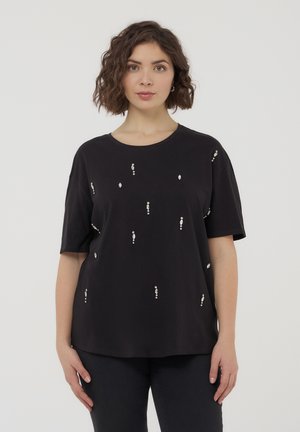 Maglietta nera in tessuto morbido, con accenti decorativi in rilievo di colore argento. Vestibilità rilassata con maniche corte e scollo tondeggiante.
