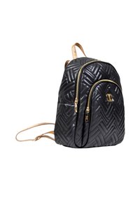 Zaino in pelle nera trapuntata con cerniere dorate, tasca frontale piccola e spallacci regolabili color beige su uno sfondo bianco.