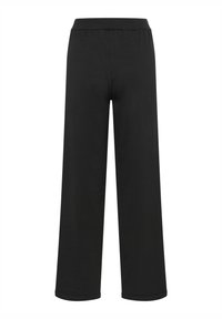 Juodi platūs kelnių modeliai, pagaminti iš minkštos medžiagos, su elastinga juosmeniu ir apdailintais rankogaliais, užtikrinantys patogų prigludimą.