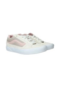 Zapatillas de skate de ante blanco con acentos en rosa y gris, que cuentan con una suela de goma, cordones planos y un diseño de franjas distintivas en el costado.