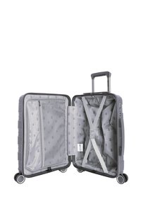 Maleta dura gris con un mango retráctil, ruedas dobles y un interior texturizado que incluye un compartimento de malla y correas cruzadas.