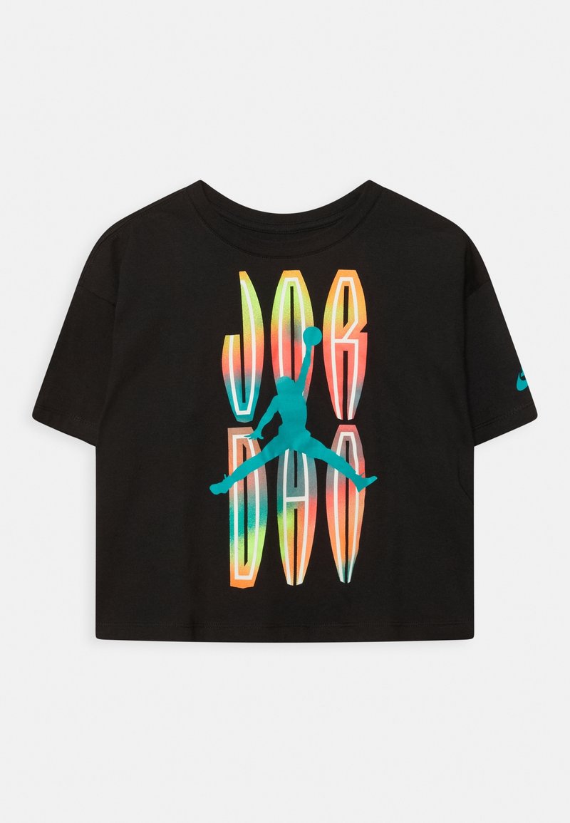 Top corto negro de manga corta con texto distorsionado y colorido "JORDAN" y logo azul de Jumpman de un jugador de baloncesto en pose de mate en el aire.