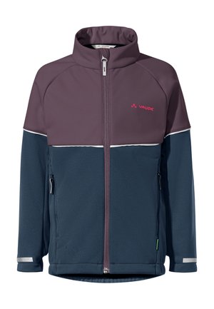 Giacca softshell con colletto alto, caratterizzata da una parte superiore color bordeaux e una parte inferiore blu navy, tasche con zip e dettagli riflettenti.
