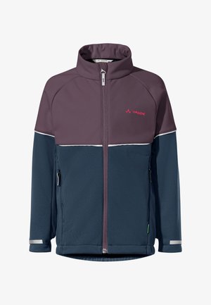 Softshelljacke mit hohem Kragen, bestehend aus einem weinroten oberen Bereich und einem marineblauen unteren Bereich, mit Reißverschlusstaschen und reflektierenden Akzenten.